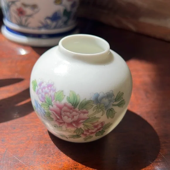 Tiny Vase for Spring - Picture 2 of 8